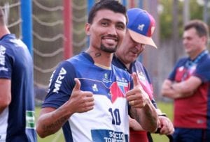 Vídeo: ex-atacante do Fortaleza participa de pancadaria com torcedores do novo time