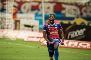 Tinga joga moral para torcida ao falar sobre jogo do Fortaleza com Colo-Colo