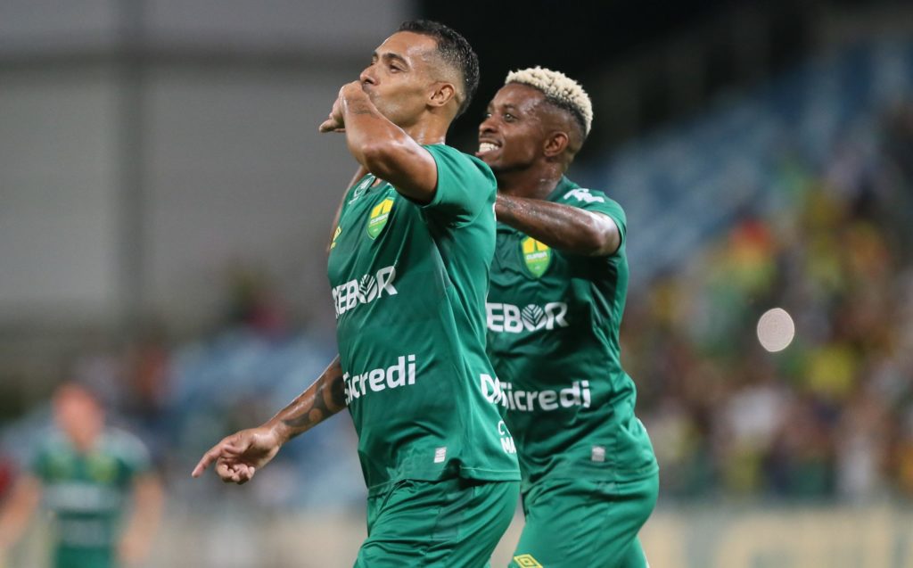 Elton comemora gol contra o Fortaleza