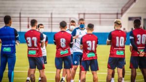 Vojvoda fala com jogadores na reapresentação do Fortaleza