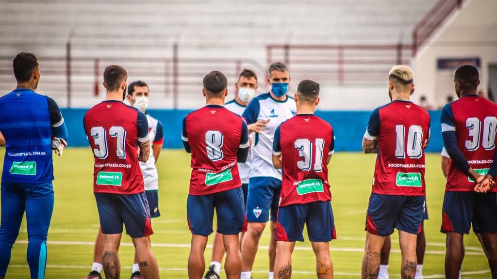 Vojvoda fala com jogadores na reapresentação do Fortaleza