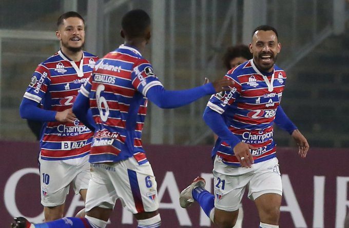 Fortaleza venceu o Colo Colo e conquistou a vaga para as oitavas de final da Libertadores. Foto: Elvis González/EFE