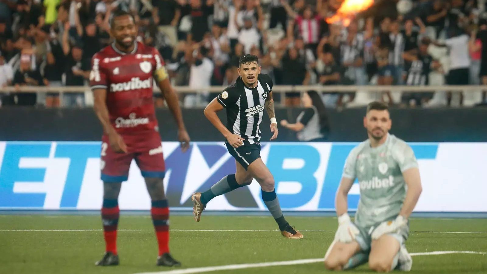 Tárik diz que elenco está focado e relembra de virada de chave no último  jogo contra o Vitória - Botafogo Futebol SA